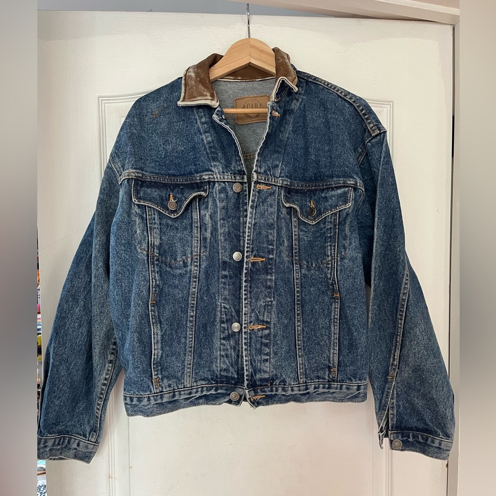 GAP 1990s Denim Trucker Jacket with Leather Collar and Horse Painting